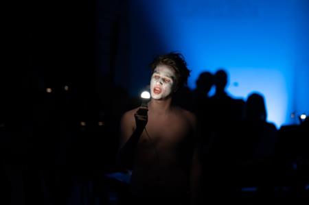 Deklica s piščalko-63